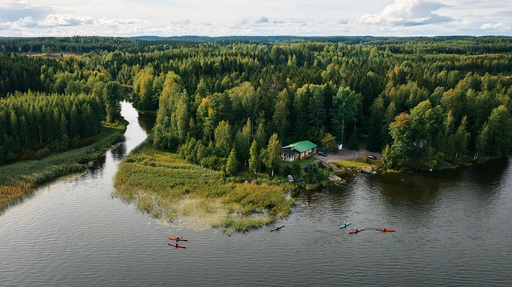 Valtuutetut metsäretkelle pohtimaan luonnon merkitystä hyvinvoinnille